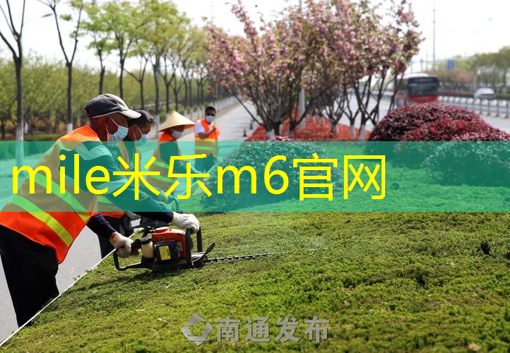 mile·米乐m6：带网球拍舞蹈的小女孩
